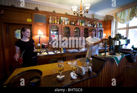 Jugendbund und Bar im Quartier Nikolaikirch. Berlin, Deutschland Stockfoto