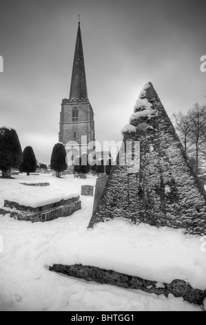 Schwarz / weiß Bild von Str. Marys Kirche im Winter, Painswick, Cotswolds, Gloucestershire, Großbritannien. Stockfoto