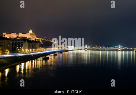 Budaer Burg und die Kettenbrücke spiegelt sich in der Donau, Budapest, Ungarn Stockfoto