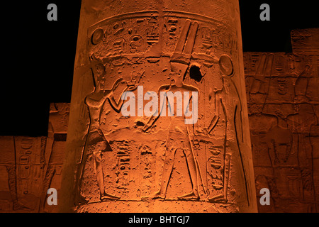 Hieroglyphen an den Wänden der Luxor-Tempel in Luxor, Ägypten Stockfoto