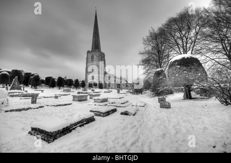 Schwarz / weiß Bild von Str. Marys Kirche im Winter, Painswick, Cotswolds, Gloucestershire, Großbritannien. Stockfoto