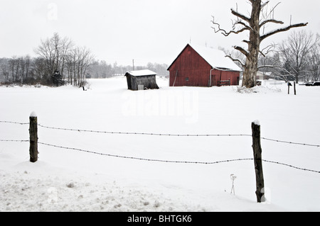 Rote Scheune und Zaun in den Schnee in Floyd County, Indiana Stockfoto