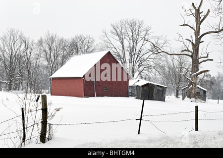 Rote Scheune und Zaun in den Schnee in Floyd County, Indiana Stockfoto