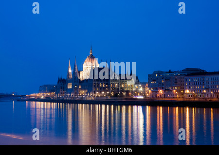 das Parlamentsgebäude in der Nacht, Budapest, Ungarn, mit Licht spiegelt sich in der Donau. Stockfoto