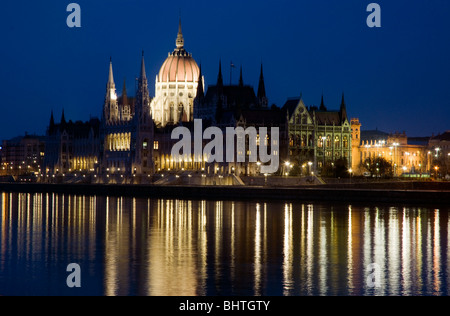 das Parlamentsgebäude in der Nacht, Budapest, Ungarn, mit Licht spiegelt sich in der Donau. Stockfoto