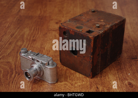 Vintage Weno Nr. 5 Hawk-Eye-Brownie-Typ Kamera und russische Leica Klonen "Zorki" Messsucherkamera Stockfoto