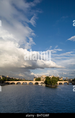 Pont Neuf über Ufer, Ile De La Cite, Paris, Frankreich Stockfoto