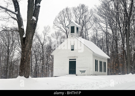 Kleine Landkirche und Winter Schnee im Washington County, Indiana Stockfoto