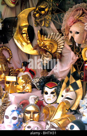 Nahaufnahme der Miniatur Masquerade Masken & Wand-Plaques im Schaufenster in Venedig, Italien Stockfoto