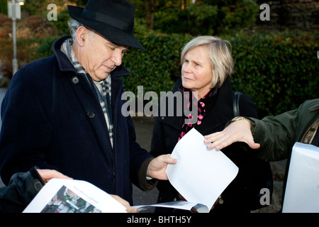 Liberal Democrats Schatten Kanzler und stellvertretender Leiter Vince Cable MP & seiner Frau Rachel besuchte mehrere überflutete Gebiete Samstag. Stockfoto