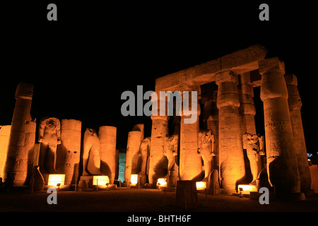 Der Peristylhof von Ramesses II (19. Dynastie) am Luxor Tempel (UNESCO-Weltkulturerbe) in Luxor, Ägypten Stockfoto