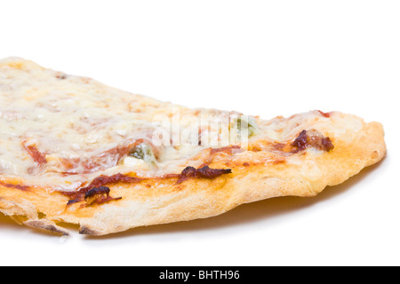 Dünne n knusprige hausgemachte Salami Pizza vor weißem Hintergrund. Stockfoto