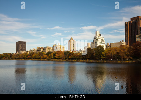 Gebäuden über blauen Himmel in New York Stockfoto