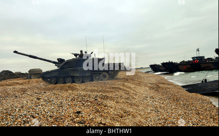 Challenger Tank kommt während einer militärischen Strand landen am Strand Stockfoto