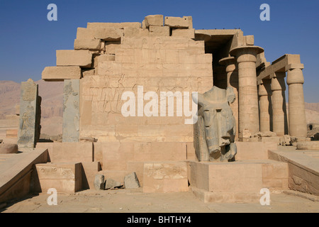 Statue von Ramses der große vor den zweiten Hof das Ramesseum in der thebanischen Nekropole in der Nähe von Luxor, Ägypten Stockfoto