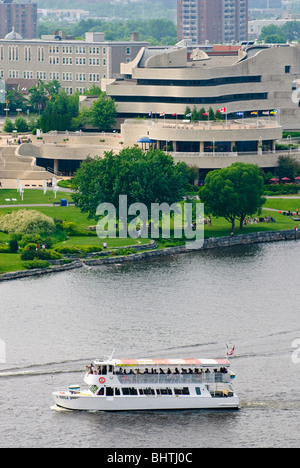 Ein Ausflugsschiff auf dem Ottawa River geht vor das Canadian Museum of Civilization in Rumpf, Quebec, Kanada. Stockfoto
