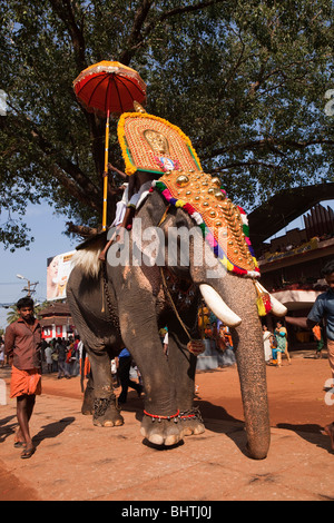 Aufgezäumtes Indien, Kerala, Koorkancherry Sree Maheswaras Tempel, Thaipooya Mahotsavam Festival Elefanten ankommen Stockfoto