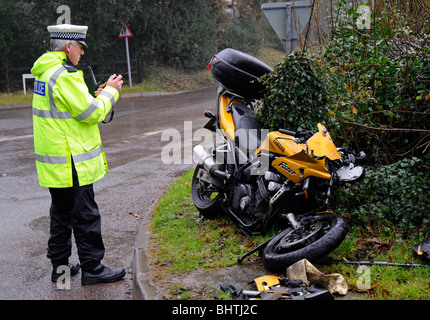 Polizei-Kollision-Ermittler nimmt Schaden an einem Motorrad, UK Stockfoto