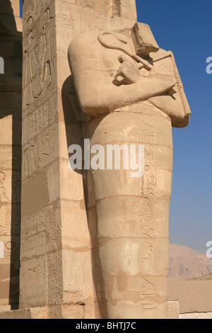 Nahaufnahme der Osirid Statue auf dem Ramesseum in der thebanischen Nekropole in der Nähe von Luxor, Ägypten Stockfoto