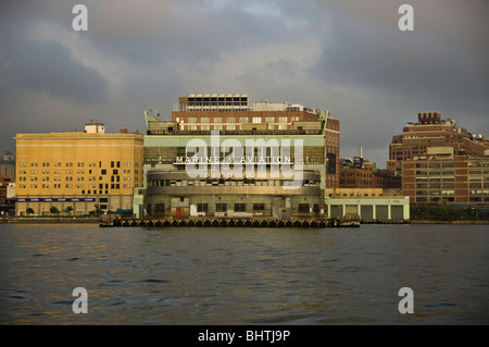 Ein Blick auf Pier 57 vom Hudson River, NYC. Stockfoto