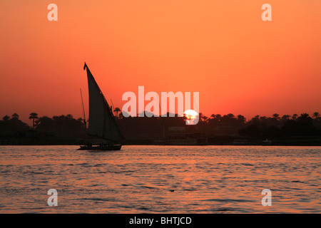 Feluke bei Sonnenuntergang in Luxor, Ägypten Stockfoto