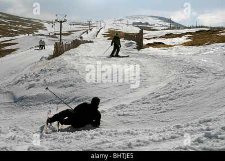 Ende der Saison Skifahren in Corrie Na Zistrose auf Cairngorm Mountain, Schottland Stockfoto