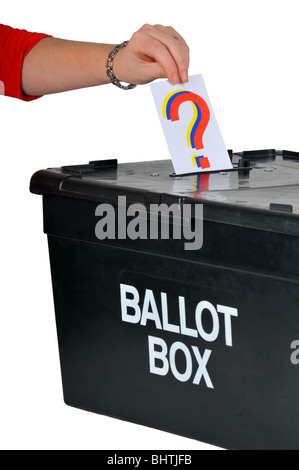 Wahlurne, Hand, indem eine Abstimmung in eine Wahlurne, Abstimmung mit Wahlurne Stockfoto