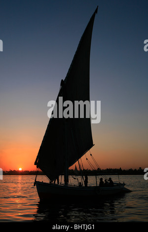 Feluke bei Sonnenuntergang in Luxor, Ägypten Stockfoto