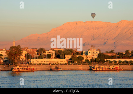 Ballonfahrt über der Westbank von Luxor, Ägypten Stockfoto