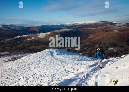 Weibliche Wanderer auf den Zuckerhut im Winter Wales UK Stockfoto