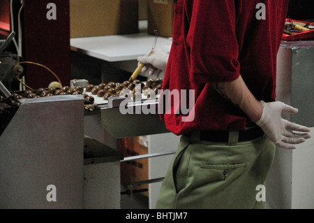 Eine Candy Maker schmückt Schokolade überdachten Ahorn Süßigkeiten an der Angell und Phelps Schokoladenfabrik Stockfoto