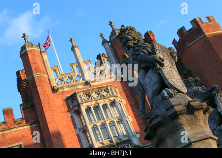 Löwe von England "König der Bestien" Statue, West Gate, Hampton Court Palace, East Molesey, Surrey, England, Großbritannien, USA, UK, Europa Stockfoto