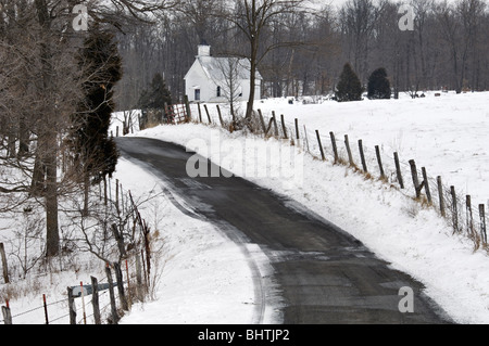 Kleine Landkirche im Schnee im Harrison County, Indiana Stockfoto