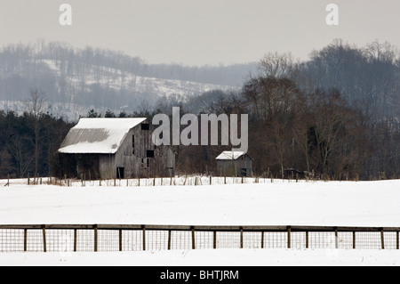 Alte Scheune im Schnee im Meade County, Kentucky Stockfoto