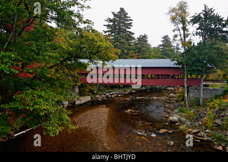 Swift River überdachte Brücke und Herbst Farbe in Conway, New Hampshire Stockfoto