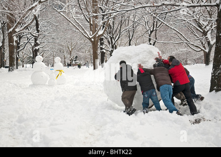 Menschen bauen einen Snowman im Central Park nach einem Schneesturm Stockfoto