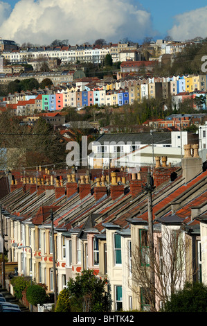 Alten terrassierten Gehäuse verpackt dicht auf einem Hügel rund um die Stadt Bristol an sonnigen Tag Stockfoto