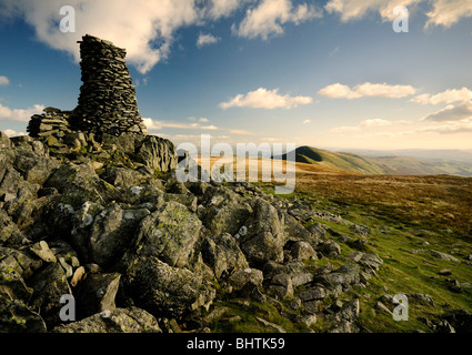 Cumbrian Berg, Gipfel des "High Street" in den englischen Seen mit blauem Himmel und niedrigeren Hügeln in der Ferne Stockfoto