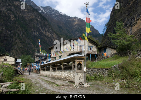 Mani-Mauer am Eingang des Dorfes Bhratang, befindet sich in einem tiefen Tal, Annapurna Circuit, Nepal Stockfoto