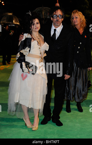 HELENA BONHAM-CARTER & TIM BURTON ALICE im Wunderland FILM PREMIERE ODEON Kino am LEICESTER SQUARE LONDON ENGLAND 25 Februar Stockfoto