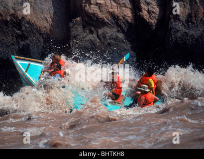 Grand Canyon Dory mit Passagieren Prellen durch Verdrehen Stromschnellen in Granitsturz am Colorado River Stockfoto