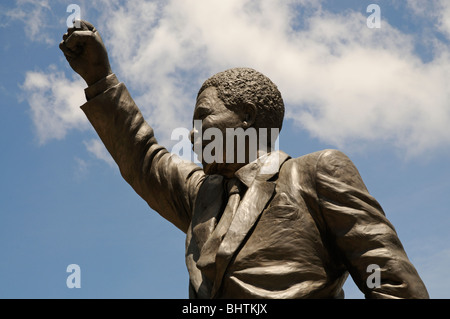 Nelson Mandela-Statue am Eingang zum ehemaligen Victor Verster Gefängnis namens jetzt Drakenstein Correctional Center in der Nähe von Paarl SA Stockfoto