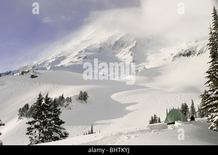 Wintertag auf dem Mt. Rainier mit Blick auf die Gipfel von einem Campingplatz in der Nähe der Paradies-Ranger-Station. Stockfoto