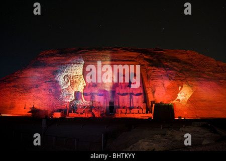 Flutlicht geschnitzten Statuen von Ramses II Bewachung der große Tempel von Abu Simbel an die Ton- und Lichtshow in Ägypten. Stockfoto