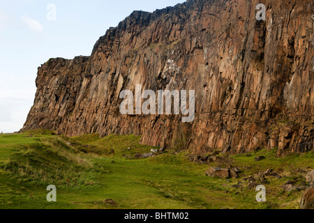 Die Salisbury Crags in Edinburgh Holyrood Park. Stockfoto