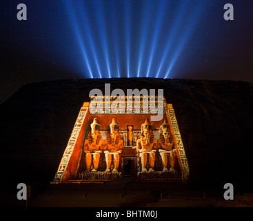 Flutlicht geschnitzten Statuen von Ramses II Bewachung der große Tempel von Abu Simbel an die Ton- und Lichtshow in Ägypten. Stockfoto