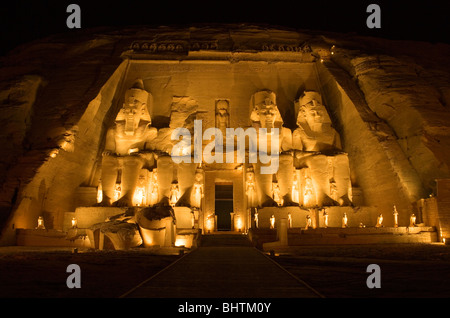 Flutlicht geschnitzten Statuen von Ramses II Bewachung der große Tempel von Abu Simbel an die Ton- und Lichtshow in Ägypten. Stockfoto