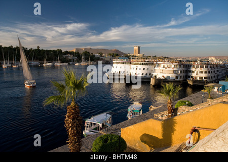 Kreuzfahrtschiffe auf dem Nil in Assuan, Ägypten angedockt. Stockfoto