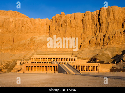 Tempel der Hatschepsut, Deir el-Bahri am Westufer in Luxor bei Sonnenaufgang, Ägypten. Stockfoto