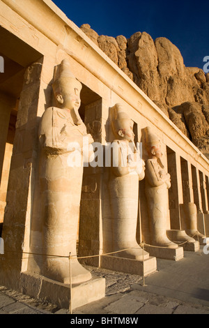 Statuen, die Bewachung der Tempel der Hatschepsut, Deir el-Bahri am Westufer in Luxor bei Sonnenaufgang, Ägypten. Stockfoto